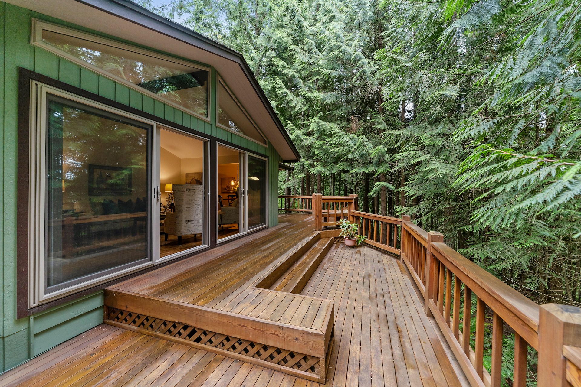 Outdoor Well-Designed Deck